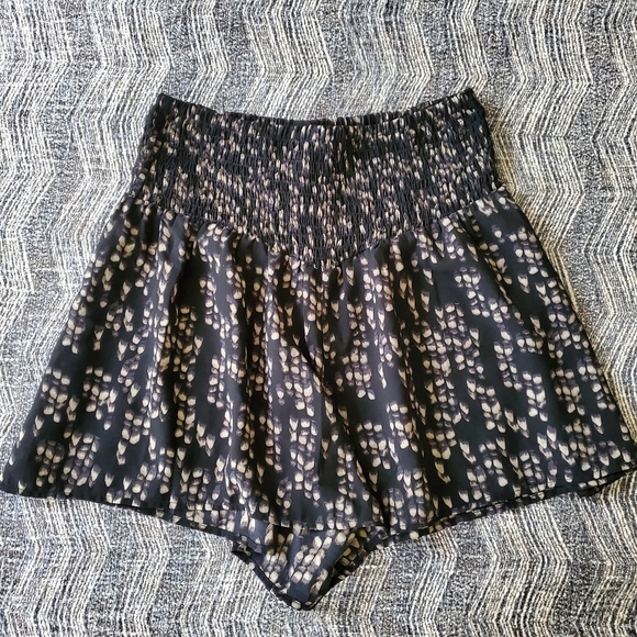 High-waisted shorts - Picture 2 of 4